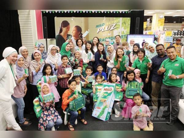 Barisan panel Milo Nutri Plus: Raising Extraordinary Champions Forum bergambar bersama ibu bapa yang hadir pada program berkenaan di Kuala Lumpur kelmarin.