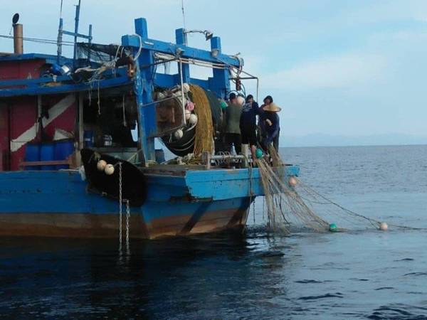 Bot pukat tunda yang ditahan APMM Pulau Pinang selepas didapati menangkap ikan di luar zon yang ditetapkan.