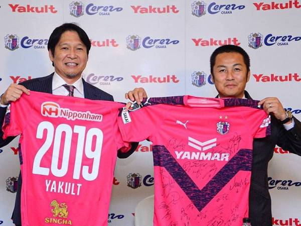 Hamada (kiri) dan Morishima pada sidang media MoU antara Yakult (Malaysia) Sdn Bhd dan Cerezo Osaka di Kuala Lumpur semalam. -Foto Bernama