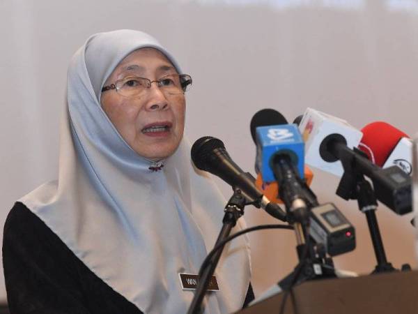 Dr Wan Azizah menyampaikan ucapan penutup Simposium Persaingan Setara Kos Sara Hidup hari ini. - Foto Bernama