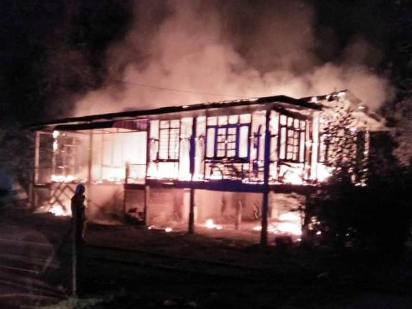 Keadaan rumah yang terbakar malam tadi.