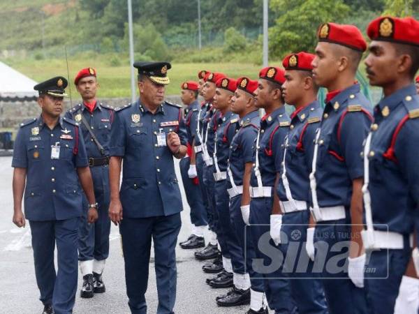 Azmi memeriksa perbarisan kehormat pada Perhimpunan Bulanan JBPM Perak hari ini.