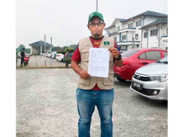 Mohd 'Izzul Hafizuddin menunjukkan laporan yang dibuat terhadap pihak menyebarkan fitnah terhadap Berjasa melalui laman sosial sejak beberapa hari lalu.