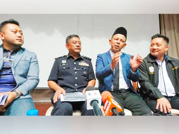 Mat Kasim (dua dari kiri) dan Kamal Affandi (dua dari kanan) pada sidang media selepas Program Pencegahan Jenayah bertemakan 'Kehilangan Kanak-Kanak, Di manakah Silapnya?' di IPK Melaka hari ini.