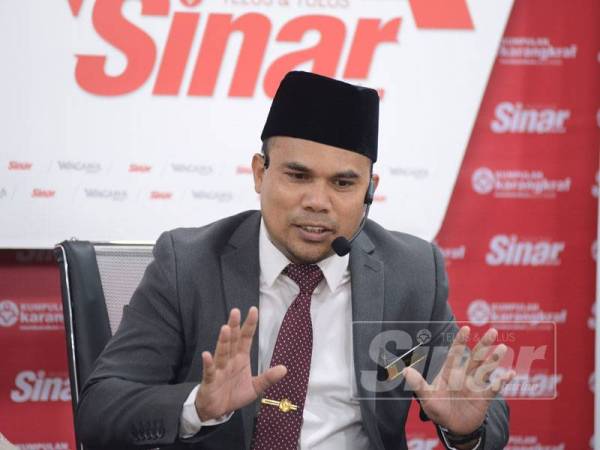 Ahmad Talmizi ketika bercakap pada Wacana Siri ke-139 bertajuk 'Zakat: Instrumen Kewangan Sosial' di Dewan Karangkraf, di sini hari ini. - FOTO ROSLI TALIB