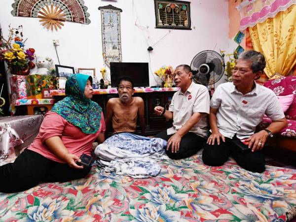 Calon PH, Karmaine Sardini (dua dari kanan) sempat menyantuni bekas tentera, Rahman Hassan (dua dari kiri) yang kini terlantar sakit akibat keuzuran di rumahnya di Taman Utama, Pekan Nanas, Pontian hari ini. FOTO: SHARIFUDIN ABDUL RAHIM