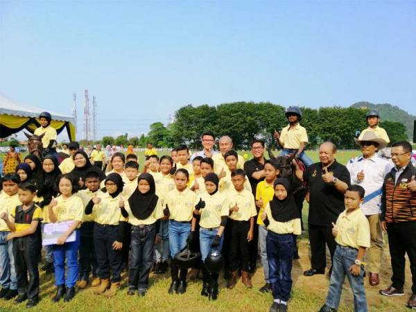 Ahmad Faizal (empat dari kanan) pada Sambutan Perayaan 100 Tahun Kelab Polo Iskandar di Iskandar Polo Club, Tambun hari ini.