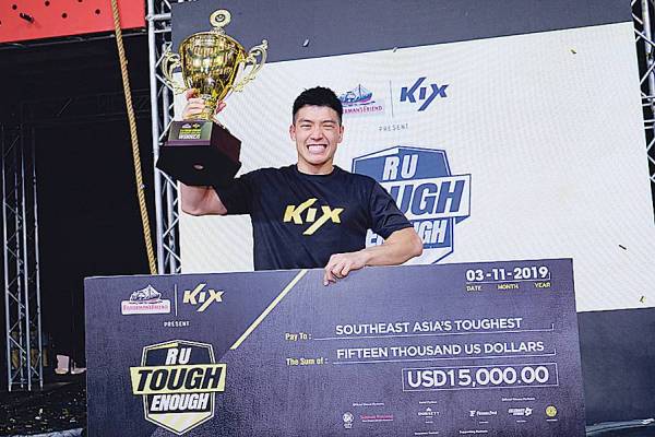 ZHANG YU bersama piala dan replika ganjaran R U Tough Enough Southeast Asia 2019 di Sunway Pyramid, Subang Jaya.