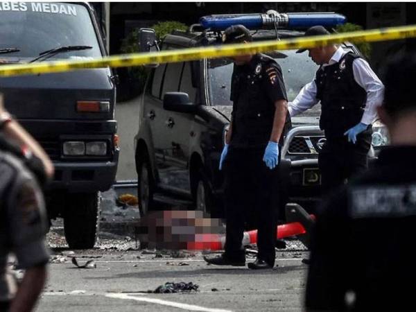 Polis sedang memeriksa lokasi letupan di ibu pejabat polis Medan, Sumatera Utara, Indonesia. - Foto AFP