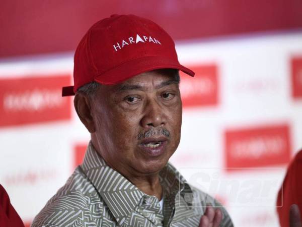 Presiden Bersatu, Tan Sri Muhyiddin Yassin pada sidang media di Pusat Gerakan Operasi Utama PH di Rambah, Pontian petang tadi. - FOTO SHARIFUDIN ABDUL RAHIM