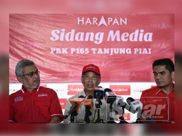 Presiden Bersatu, Tan Sri Muhyiddin Yassin pada sidang media di Pusat Gerakan Operasi Utama PH di Rambah, Pontian petang tadi. - FOTO SHARIFUDIN ABDUL RAHIM