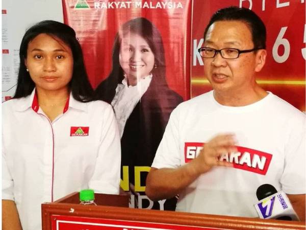 Dominic (kanan) dan Wendy pada sidang akhbar di bilik operasi Gerakan hari ini.