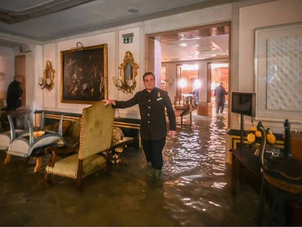 Salah sebuah bilik di Istana Gritti di Venice yang ditenggelami banjir akibat fenomena 'alta acqua'.