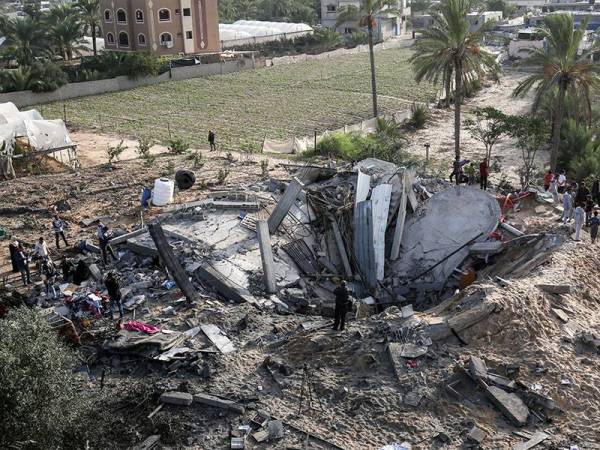 Salah sebuah rumah di Khan Yunis di selatan Genting Gaza yang musnah akibat dibedil rejim Zionis hari ini. - Foto: AFP