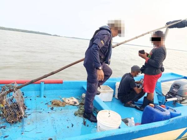 Dua nelayan tempatan ditahan untuk siasatan lanjut.