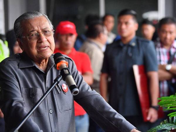 Dr Mahathir menyampaikan ucapan ketika hadir untuk bersarapan pagi bersama NGO Pontian di Pekan Nanas hari ini. - Foto Bernama