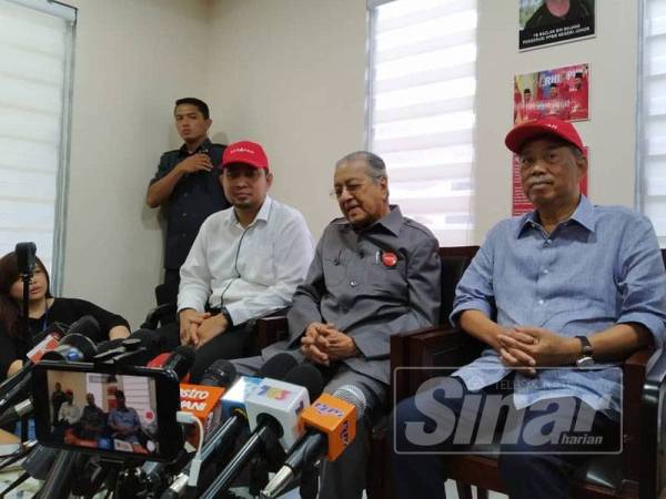 Dr Mahathir pada sidang media selepas Program Sarapan Bersama NGO Tanjung Piai di Warung 800 Pekan Nanas pagi tadi.