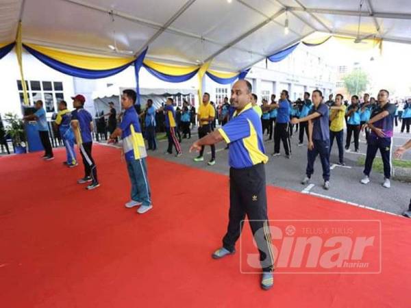 Penuntut UniMAP menjayakan acara senamrobik sempena FestKon ke-14 universiti itu di Arau semalam.