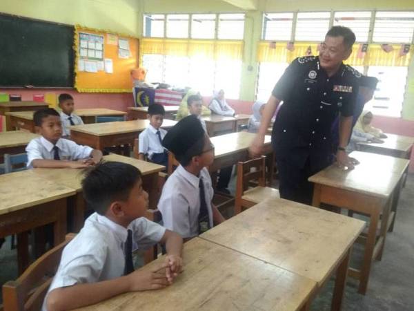 Abdul Hamid bertanyakan sesuatu kepada murid SK Jerantut.