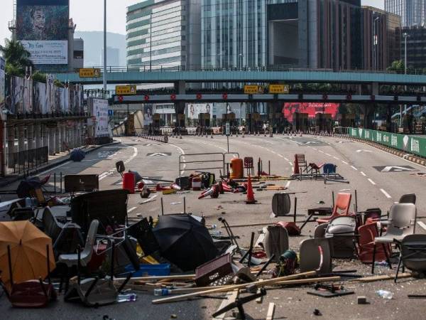 Kawasan Cross Harbour Tunnel, salah satu jalan tersibuk di Hong Kong terletak berhampiran Universiti Politeknik Hong Kong menjadi sasaran penunjuk perasaan prodemokrasi hari ini. - Foto AFP