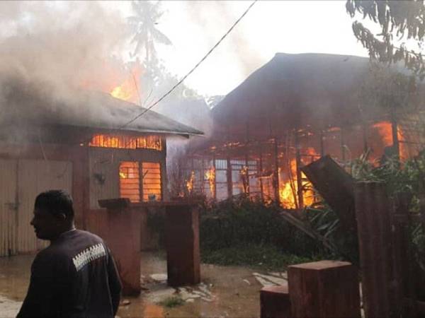 Dua buah rumah terbakar di Kampung Batu Dua, Sungai Petani pagi tadi.