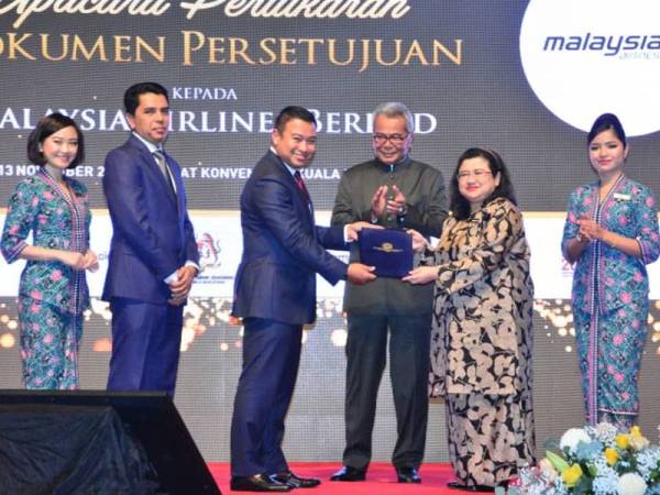 Mohd Redzuan (tiga dari kanan) menyaksikan pertukaran MoU yang ditandatangani antara MED dan Malaysia Airlines Berhad.