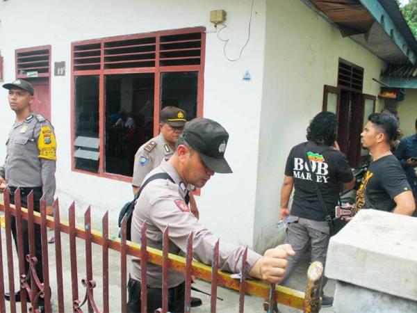 Polis menyoal siasat ahli keluarga penyerang di kediamannya di Medan, Sumatera Utara. - Foto AFP