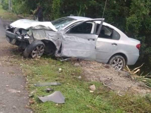 Kereta dipandu seorang lelaki terbabas sebelum merempuh tiang elektrik.