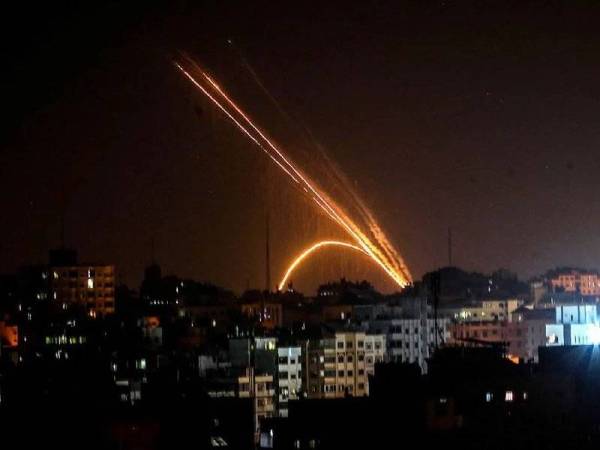 Peluru berpandu dilancarkan di Tebing Gaza. - Foto AFP