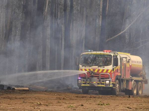 Sebuah trak bomba memadam kebakaran hutan berhampiran bandar Glenreagh, kira-kira 600 kilometer utara Sydney semalam.- Foto AFP