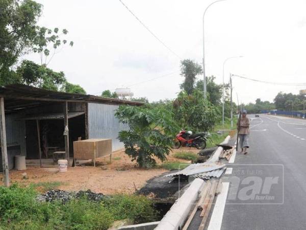 Mohd Diah Saan mengosong kedainya berikutan tiada pengunjung selain tiada ruang parkir di premisnya.