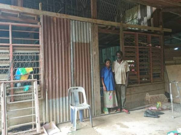 Sinniah (kanan) dan isterinya yang tumpang berteduh di sebuah stor uzur di Jalan Solok Uban, Kampung Brisu sejak lebih lima tahun lalu.