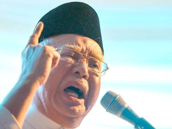 Najib menyampaikan ucapan pada Himpunan Penyatuan Ummah Muafakat Nasional dan Maulidur Rasul Peringkat Negeri Johor di Kampung Sawah sebentar tadi. Foto: SHARIFUDIN ABDUL RAHIM