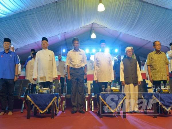 Barisan kepimpinan gabungan Muafakat Nasional pada Himpunan Penyatuan Ummah Muafakat Nasional dan Maulidur Rasul Peringkat Negeri Johor di Kampung Sawah, sebentar tadi. Foto: SHARIFUDIN ABDUL RAHIM