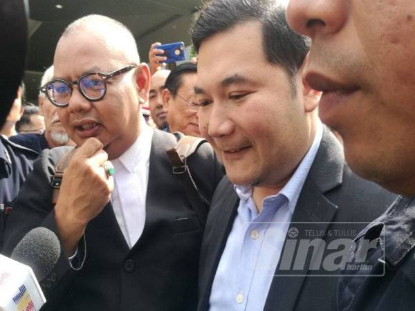 Rafizi (tengah) ketika ditemui media di luar mahkamah hari ini.