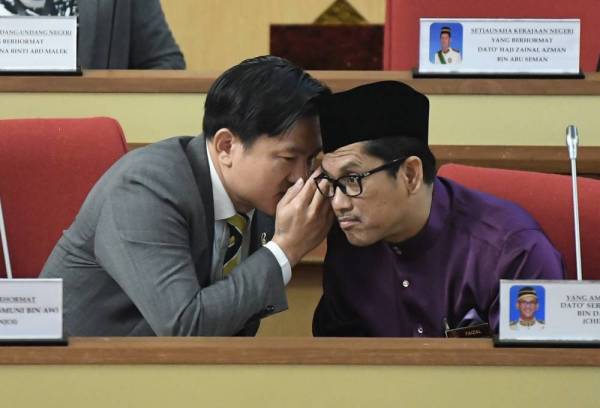 Ahmad Faizal (kanan) berbisik bersama Paul Yong pada sidang DUN Perak ke-14 di Bangunan Perak Darul Ridzuan hari ini. - Foto Bernama