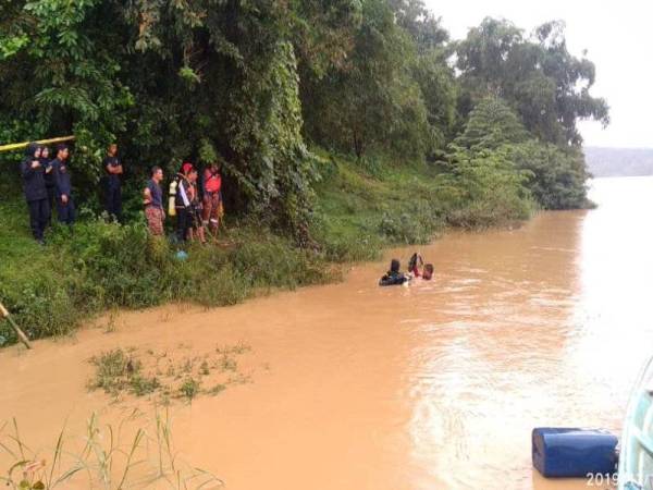 Operasi menyelamat masih diteruskan walaupun berdepan arus deras.