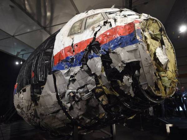 Kokpit pesawat MH17 milik Malaysia Airlines yang ditembak jatuh di Ukraine pada tahun 2014 dipertonton kepada media ketika pembentangan laporan punca nahas di pengkalan udara Gilze Rijen pada 13 Oktober 2015. - FOTO AFP