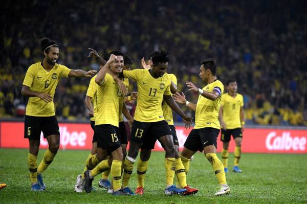 Mohamadou Sumareh meraikan kejayaan bersama rakan sepasukan selepas menjaringkan gol kemenangan pada aksi Kumpulan G Kelayakan Piala Dunia 2022/Piala Asia 2023 menentang Thailand di Stadium Nasional Bukit Jalil semalam. - Foto: Bernama
