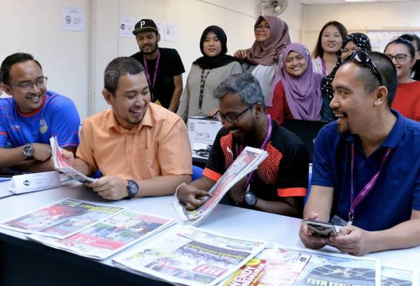 Dr Sahruddin (dua dari kiri) beramah mesra bersama pengamal media ketika melawat Pusat Media PRK Parlimen Tanjung Piai hari ini. - Foto: Bernama