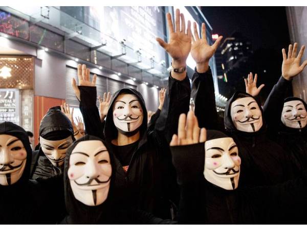 Penunjuk perasaan prodemokrasi Hong Kong memakai topeng Guy Fawkes yang dipopularkan filem buku komik 'V For Vendetta'. - FOTO AFP