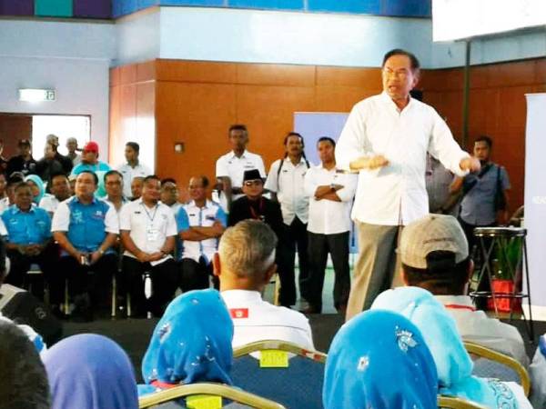 Anwar menyampaikan ucapan pada Konvensyen PKR Kelantan dan Terengganu yang berlangsung di Terengganu Equestrian Resort hari ini.