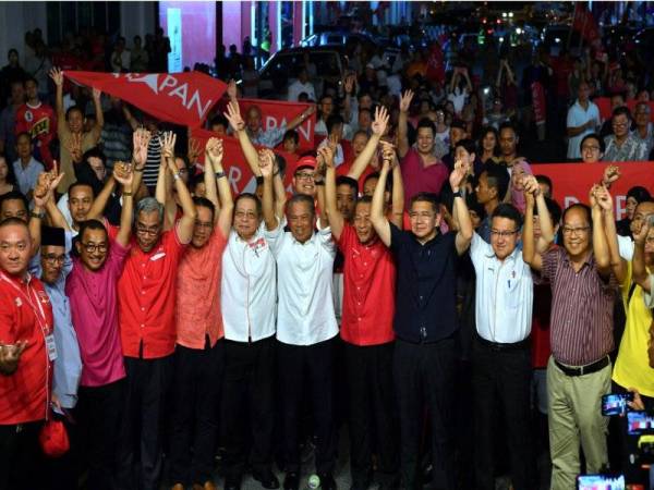 Muhyiddin (tengah) bersama barisan kepimpinan PH dan para penyokong memberikan sokongan kepada Karmaine selepas berkempen pada saat akhir di Pusat Perdagangan Pontian, malam ini.