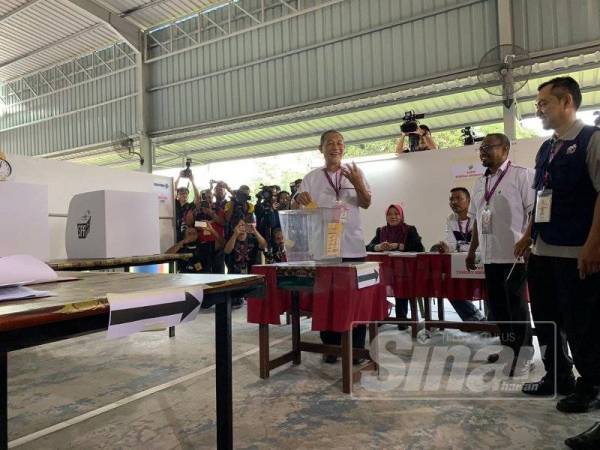 Karmaine selesai membuang undi di Pusat Mengundi Sekolah Kebangsaan Telok Kerang hari ini.