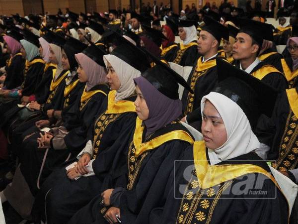 Sebahagian graduan yang diraikan pada Konvokesyen Mediu Kali Ke-3 di SACC kelmarin.