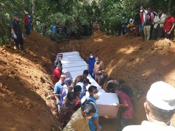 Jenazah orang asli suku Bateq dikebumikan dalam satu liang lahad.