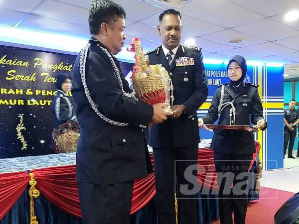 Ketua Polis Daerah Timur Laut, Asisten Komisioner Che Zaimani Che Awang menyerahkan cenderahati kepada Ketua Polis Pulau Pinang, Datuk T Narenasagaran pada Majlis Serah Tugas Ketua Polis Daerah Timur Laut di Ibu Pejabat Polis Timur Laut di sini tadi.