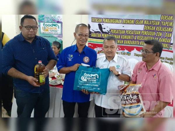 Antara penerima yang menerima sumbangan Food Bank pada program Food Bank YaPEIM 1.0 bertempat di Dewan Persatuan Penduduk Perumahan Sri Kota di sini hari ini.