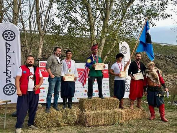 Azham berada di podium juara sekaligus membakar semangatnya untuk terus serius dalam sukan memanah berkuda.