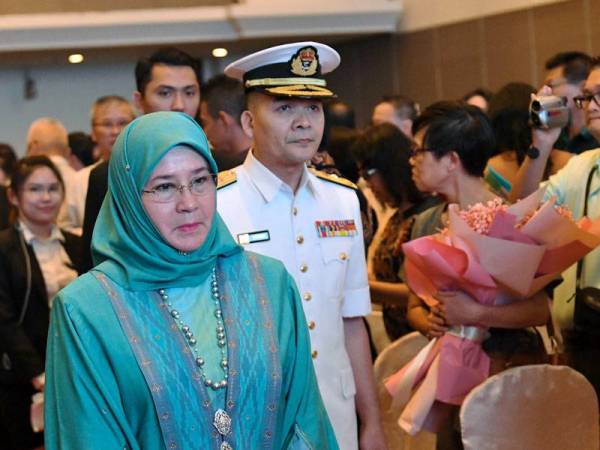 Tunku Azizah berkenan berangkat pada Majlis Konvokesyen Berjaya University College (Berjaya UC) 2019 hari ini. - Foto Bernama